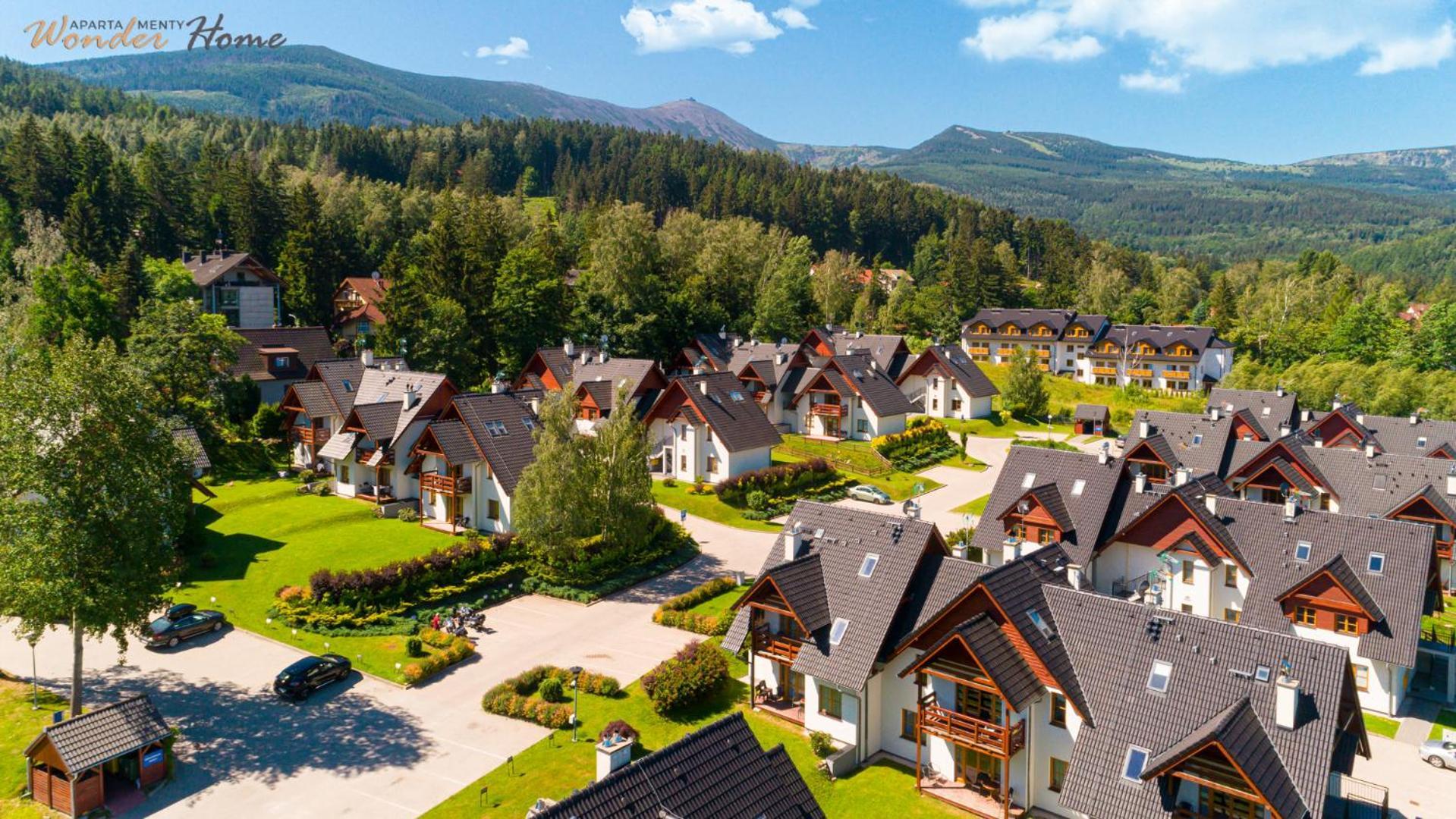 Wonder Home - Domki Gorskie Na Osiedlu Dozorowanym, Z Kominkami I Placem Zabaw Karpacz Kültér fotó